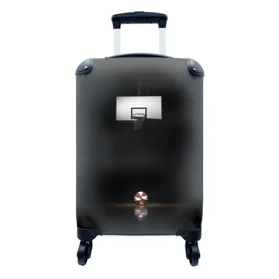 Produktbild von MuchoWow® Koffer Handgepäck Trolley Rollkoffer Kleine Reisekoffer mit 4 Rollen - Basketball und der Korb im Rampenlicht - Cabin Size < 55x40x23 cm & 55x40x20 cm - Fotokoffer - Kabinenkoffer - Boardgepäck - Reise-Box - Reisekoffer - Reisegepäck - Koffer mit Bild - Trolley für Kinder