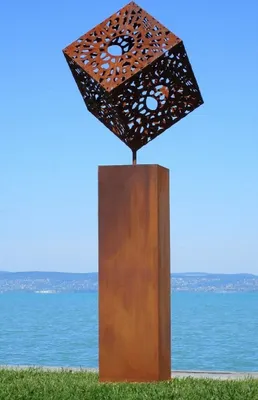 Produktbild von Casa Padrino XXL Garten Deko Metall Skulptur Würfel auf Säule Rost H. 216 cm