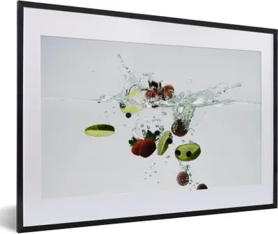 Produktbild von MuchoWow® MuchoWow® Gerahmtes Poster Obst - Wasser - Limette 60x40 cm - Poster mit zchwarzem Bilderrahmen - Schlafzimmer - Plakat in Rahmen - Drucken