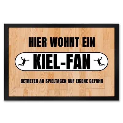 Produktbild von Hier wohnt ein Kiel-Fan Fußmatte XXL in 50x75 cm mit Turnhallenboden Motiv