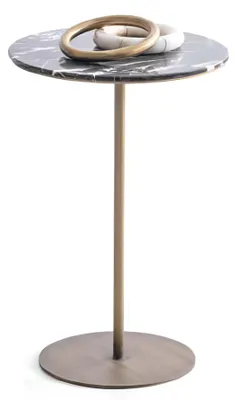 Image de Élégante table d'appoint avec plateau en marbre et piètement doré