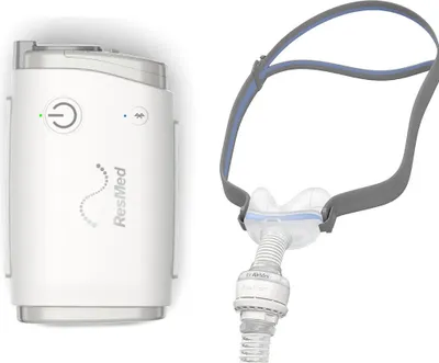 Produktbild von Resmed AirMini AutoSet mobiles Therapiegerät, inkl. AirFit™ N30 für AirMini Maskenset, mit Netzteil und Transportbeutel, AirMini APAP und CPAP Reisegerät