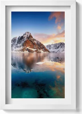 Produktbild von Schöne Landschaft mit Wasser und Bergen am Abend– Wandbild mit Rahmen – Gerahmtes Bild  – Wanddekoration – 20x30 cm – Weiß
