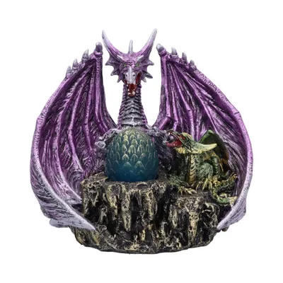 Großer, lila Drache mit ausgebreiteten Flügeln, der beschützend über einem blauen Ei thront.