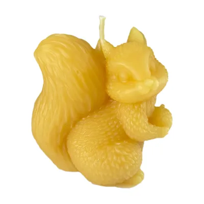 Produktbild von Bienenwachskerze Eichhörnchen Kerze 8 cm Herbst – Eichel in beiden Vorderpfoten