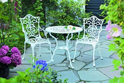 Merxx 3tlg. Lugano Gartenmöbelset, weiß - 2 Sessel, 1 Tisch - Farbe: weiß - Maße: Sessel: 55x50x89 + Tisch: Ø 70 x 68 ; 2x 21110-208 + 1x 21112-208