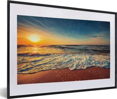 Produktbild von MuchoWow® Gerahmtes Poster Strand - Meer - Sonnenuntergang - Gold 60x40 cm - Poster mit Schwarzem Bilderrahmen Wandposter Rahmen Foto Bilder - Schlafzimmer - Plakat in Rahmen - Drucken