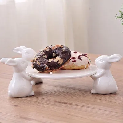 Produktbild von Unyqoos® Porzellan-Tortenplatte 20 cm × H 8 cm – 3er-Set mit Hasen-Motiv, handgefertigte Vintage Kuchen- & Dessertplatte