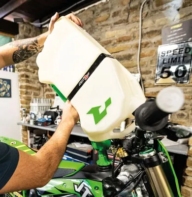 Immagine prodotto di Tanica di benzina RACETECH R15 - riempimento rapido