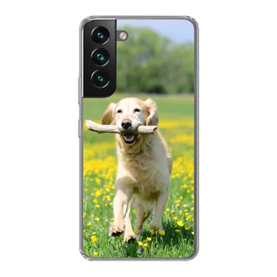 Produktbild von MuchoWow® Handyhülle Schutzhülle Hülle für Samsung Galaxy S22 Golden Retriever mit einem Zweig im Maul zwischen gelben Blumen Silikon Softcase Handy Hülle - Mobiltelefonhülle