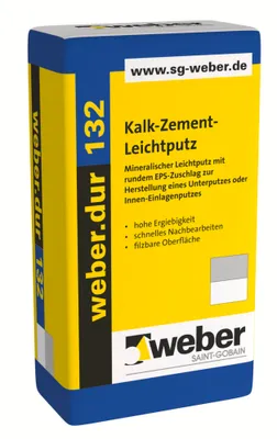 A bag of weber.dur 132 Kalk-Zement-Leichtputz on a white background.