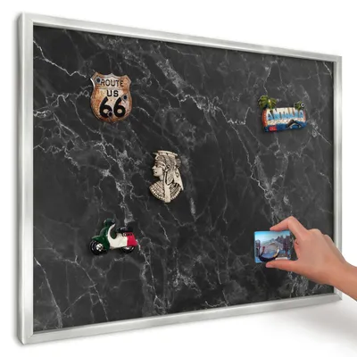 Produktbild von Magnettafel 70x50 cm in einem silbernen Rahmen - Magnetische Metalltafel, Magnetpinnwand zur Wandmontage für Wohnzimmer, Küche, Flur, Kinderzimmer und Büro - Marmor-Eleganz
