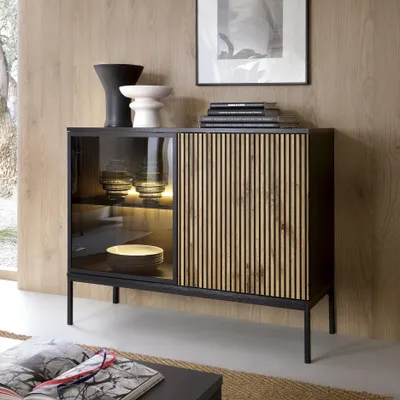 Productafbeelding van Moderne geribbelde commode LAGOS K2D, zwart eikenhout, Wotan, met LED-verlichting en metalen poten. Kast, dressoir