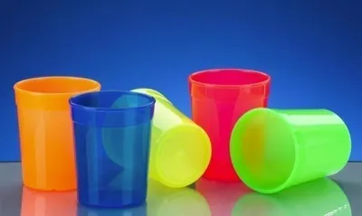 Produktbild von Kunststoff Mehrweg-Becher bunt 0,2l - 0,5l leicht und vielseitig, Variante:Eichung bei 0.5l - Signalrot