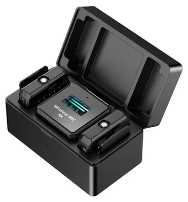 Zdjęcie produktu dla bezprzewodowy system mikrofonowy lavalier 2,4 GHz, mikrofon przypinany, zasięg transmisji 100 m, tłumienie szumów z odbiornikiem + 2 nadajniki + ładowarka z ekranem TFT + 3 kable adaptera, kompatybilny ze smartfonami iPhone / Android, tabletami, komputerami do YouTube / wywiadów / vlogów / wideo / transmisji na żywo