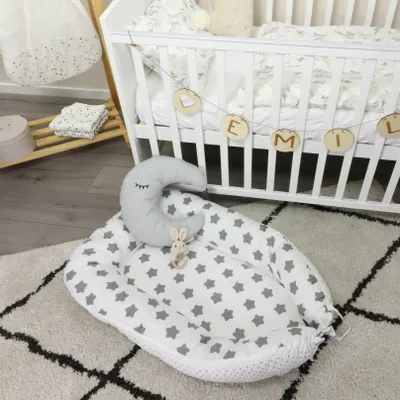 Immagine prodotto di Nido per bambini Puckdaddy Freya 105x60 cm con motivo a stelline e pois nei toni del bianco e grigio, con cerniera