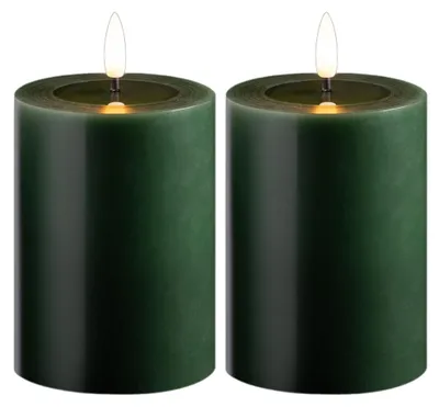 Produktbild von 2er Set Stumpenkerzen LED grün klein - Echtwachskerze mit beweglicher Flamme flackernd mit Echtwachspiegel - Timerfunktion für 6 Stunden warmweißes Licht 7,5cm ø 10cm Höhe - 2 AA Batterien nötig