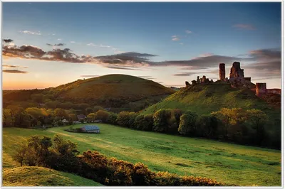 Produktbild von Wallario Wandbild Schlosspanorama in England bei Sonnenaufgang, Größe: 61 x 91,50 cm, Poster mit weißem Aluminiumrahmen