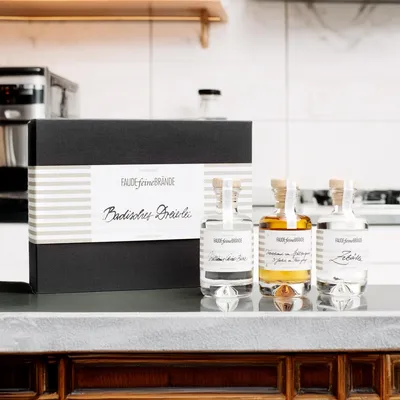 Produktbild von Faude Feine Brände Geschenkbox Badisches Dreierlei (Williams-Christ-Birne, Weintrester Spätburgunder, Zibärtle) 3 x 100ml 40%