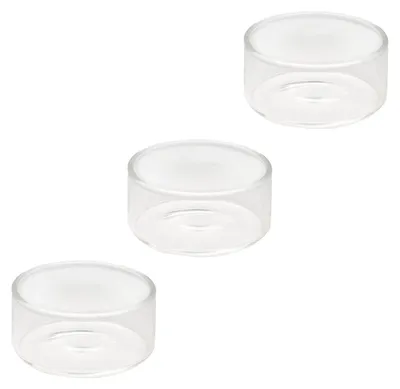 Drei transparente Glaseinsätze für Teelichter sind auf dem Bild zu sehen sie sind zylinderförmig und gleichmäßig angeordnet und bieten eine schlichte und elegante Möglichkeit Teelichter stilvoll zu präsentieren