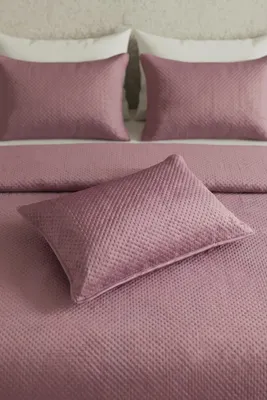 Zdjęcie produktu dla Poszewka MAYA 50x70 cm, pudrowa, z milutkiego weluru – Spod Igły i Nitki, Obraz wygenerowany przez AI