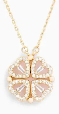 Goldkette mit Anhänger in Form eines vierblättrigen Kleeblatts aus rosa herzförmigen Blütenblättern, verziert mit kleinen und baguettegeschliffenen klaren Steinen