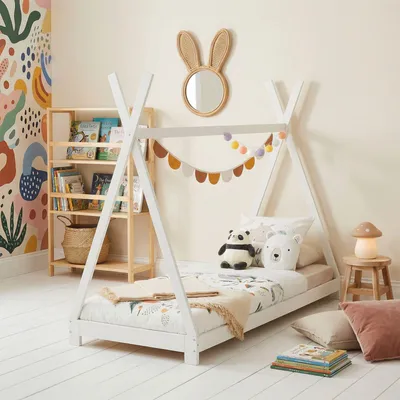 Produktbild von Tipi Bett ELIN aus massiver Kiefer in 90 x 200, Kinder Hausbett mit Dach, modernes Indianer Spielbett für Kinder, weiß lackiert