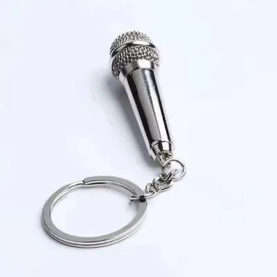 Productafbeelding van Zilverkleurige microfoon-sleutelhanger - Microfoon-hanger - Zilverkleurig - Voor zangers - Voor muzikanten - Sleutelhanger in de vorm van een microfoon - Grappige sleutelhanger - CHPN