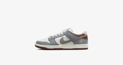 Produktbild von Nike SB Dunk Low x Yuto "Wolf Grey", Wolf Grey/Sail/Iron Grey, FQ1180-001, Größe: 44,5