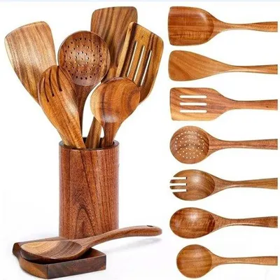 Produktbild von Ein Set aus 7 Holz-Kochlöffeln, Kochutensilien, einem natürlichen Teak-Holz-Kochschneidbrett