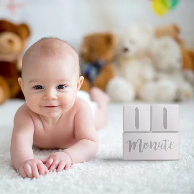 Produktbild von Navaris Baby Meilensteinblöcke Würfel Altersblöcke - 5-teiliges Set Blöcke - moderne Foto Requisiten - für Mädchen und Jungen - Weiß Grau