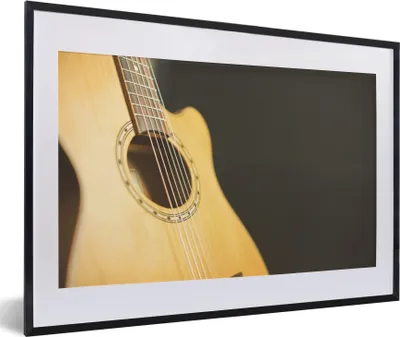 Produktbild von MuchoWow® MuchoWow® Gerahmtes Poster Halbseitenansicht einer akustischen Gitarre 60x40 cm - Poster mit zchwarzem Bilderrahmen - Schlafzimmer - Plakat in Rahmen - Drucken