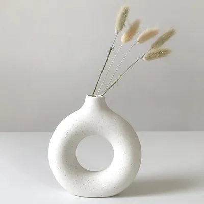 Immagine prodotto di Vaso decorativo - Vetroceramica - Bianco - Forma a ciambella con superficie opaca