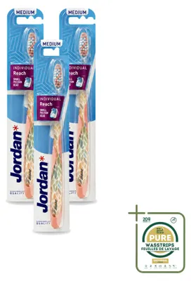 Imagen del producto de 3 cepillos de dientes Jordan Individual Reach, tamaño medio, pack ahorro - 3 unidades