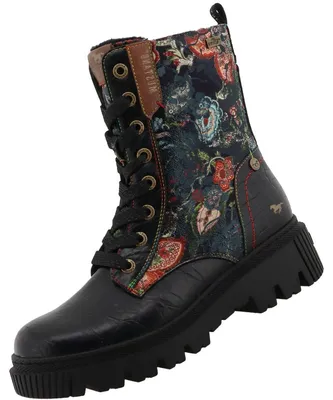 Der schwarze Stiefel ist von der Seite zu sehen und hat eine dicke Sohle. Er wirkt robust und modern.