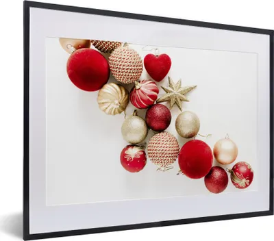 Produktbild von MuchoWow® Gerahmtes Poster Winter - Weihnachten - Christbaumkugeln 40x30 cm - Poster mit Schwarzem Bilderrahmen Wandposter Rahmen Foto Bilder - Bilderrahmen - Poster im Rahmen