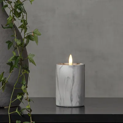LED Stumpenkerze 'Flamme' - Marmoroptik - Echtwachs - natürlich aussehende Flamme - Timer - H:12,5cm
