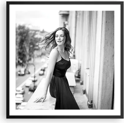 Produktbild von Gerahmtes Poster - Schwarzer Rahmen - Frau Balkon Straße - 60x60 cm - Wand Bild - Wanddeko - Wandbilder - Kunstposter - Wandposter - Bilderrahmen - Bilder - Kunstdruck - P2BAC60x60-5017
