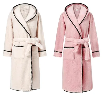 Imagen del producto de Bata de franela para mujer con capucha, en rosa y blanco