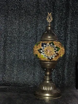 Productafbeelding van Handgemaakte Turkse sfeerlamp in goud met een kleurrijke mozaïek-nachtlamp. Oosterse sprookjeslamp voor op tafel