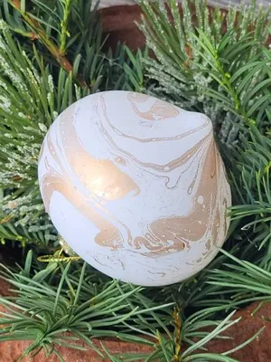 Produktbild von Christbaumkugel Mable Zwiebelform, weiß-gold, matt