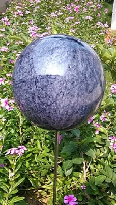 Produktbild von Rosenkugel 15 cm Edelstahl Lackierung blau Dekokugel mit Stab 80 cm