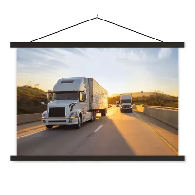 Produktbild von MuchoWow® Textilposter Zwei Lastwagen mit Sonnenuntergang 60x40 cm mit schwarzem Rahmen - Hölzernes