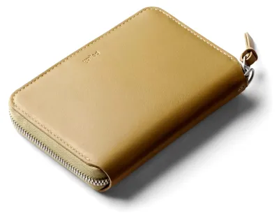 Produktbild von Folio Wallet (kompaktes Folio-/Clutch-Portemonnaie aus Leder mit Platz für Karten, Geldscheine und Münzen sowie für die wichtigsten Dinge des Alltags) - Mustard