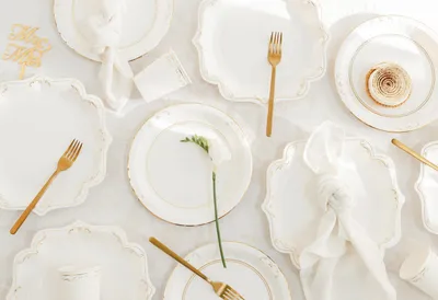 Image de Assiettes en carton 23 cm avec bord doré et motif décoratif, lot de 6, blanc / doré