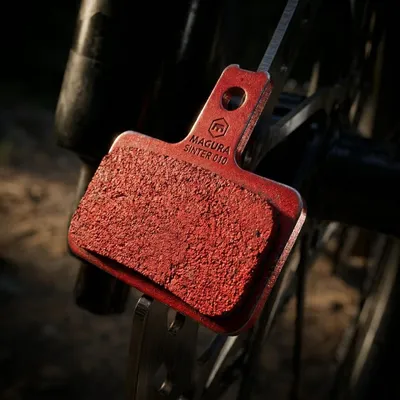 Produktbild von Scheibenbremsbelag Sinter 010 Magura organisch, MTB Standard, rot, 25 Stück.