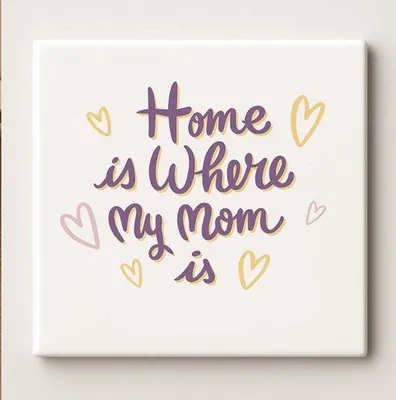 Produktbild von Keramikfliese 11x11 cm – “Home Is Where My Mom Is” Herz-Design – Liebevolles Muttertagsgeschenk & Wohndeko