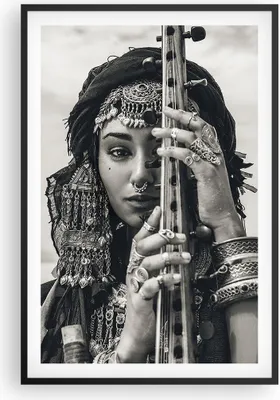 Produktbild von Gerahmtes Poster - Schwarzer Rahmen - Frau ethnisch Schmuck - 61x91,5 cm - Wand Bild - Wanddeko - Wandbilder - Kunstposter - Wandposter - Bilderrahmen - Bilder - Kunstdruck - P2BPA61x91-5027