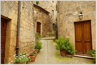 Produktbild von Wallario Wandbild Weg durch die Altstadt - Toskana in Italien, Größe: 61 x 91,50 cm, Poster mit weißem Aluminiumrahmen