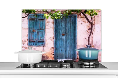Obrázok produktu pre MuchoWow® Splashback kitchen - kuchynský backsplash - ochrana steny pre sporák a drez - vintage - dvere - dom - modrý - strom 80x55 - alu dibond (alternatíva k sklenenému splashbacku) - odolný voči teplu - splashback pre sporák - ochrana dlaždíc - odolný voči teplote - kryt sporáka - ochrana steny pre sporák a drez